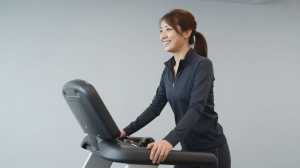 ジムでトレッドミルを使う女性