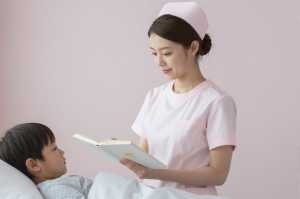 小児病棟で絵本を読む看護師