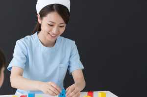 小児病棟で子供と遊ぶ看護師
