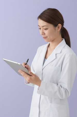 診察室で問診する医師