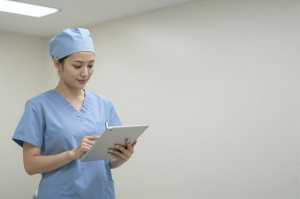 手術室前で協議する医師