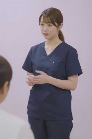 病院廊下で家族と話す看護師