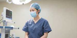 手術室でモニターを確認する医師