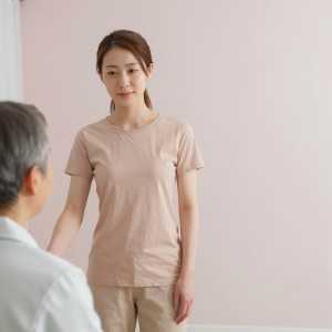 訪問看護で歩行を介助する看護師