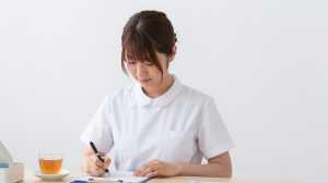 小児病棟で記録する看護師