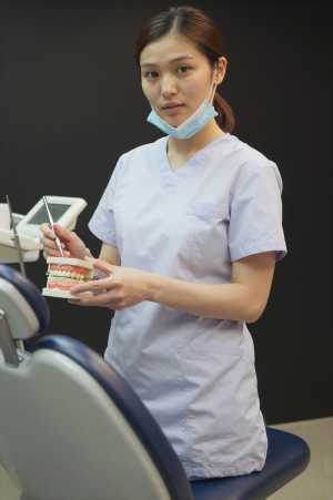 歯科医院で説明する歯科衛生士
