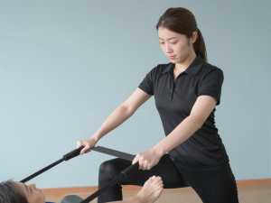 リハビリジムで運動を指導