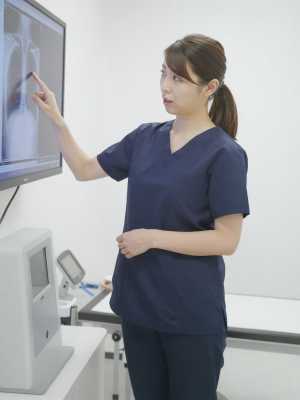 診察室でX線画像を説明する医師