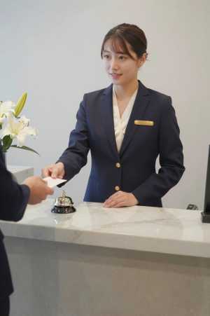ホテルロビーで客を迎える女性スタッフ