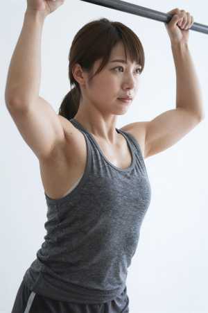 懸垂に挑む男性の横顔