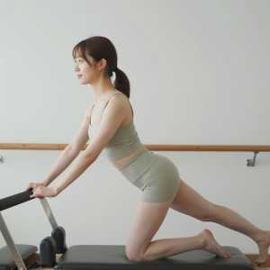 ピラティスリフォーマーで鍛える女性の横顔