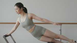 ピラティスリフォーマーで体幹を鍛える女性