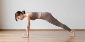 太陽礼拝で流れるようにポーズをとる女性