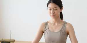 禅の瞑想をする女性の横顔