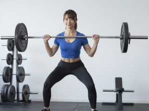 デッドリフトを行う男性