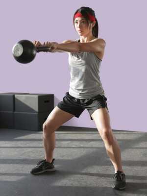 ケトルベルスイングをする男性