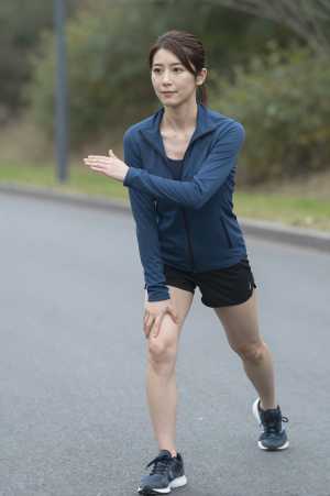 屋外でダイナミックストレッチをする男性