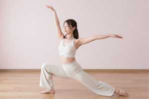 ヨガの太陽礼拝を行う女性