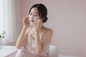 寝室でシートマスクをする女性