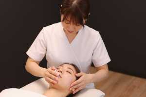 ホットタオルでフェイシャルケア