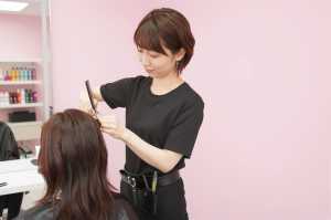 ヘアサロンで施術する美容師