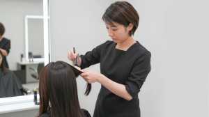 ヘアトリートメントを施す美容師