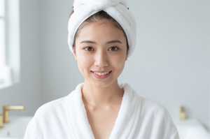 洗顔後の美肌セルフィーを撮る女性