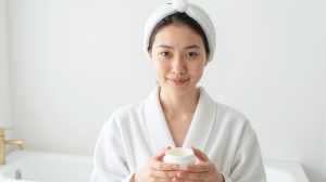 自然派フェイスマスクを持つ女性