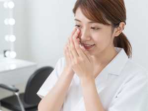 プロによるアイクリーム塗布