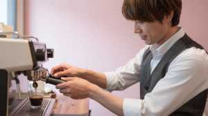バリスタがエスプレッソを淹れる