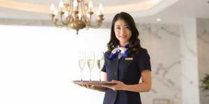 シャンパンを運ぶホテルスタッフ