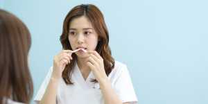 フロスの使い方を指導する歯科衛生士