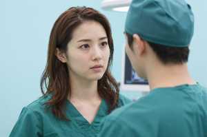 X線写真を確認する歯科医師