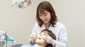 患者の歯を診察する歯科医