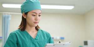 カルテを確認する外科医