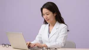 PCで論文を読む女医