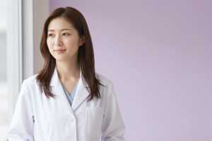 窓辺で佇む女医