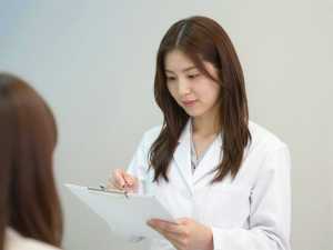 同僚と薬について話す薬剤師