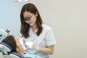 患者の歯を診る歯科衛生士