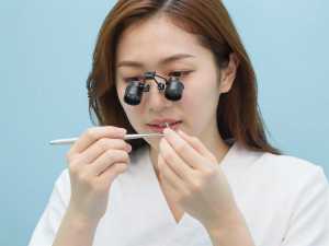 精密検査を行う歯科衛生士