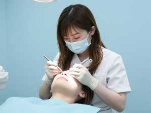 歯科検診を行う歯科衛生士