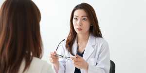 患者と治療について話す女医