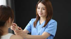 患者を励ます看護師