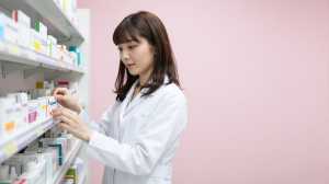 薬を整理する薬剤師