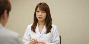 患者に手術を説明する女医