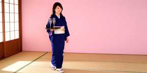 旅館でシャンパンを運ぶ女性