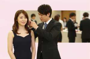 イベント会場で指示を確認するホテルスタッフ