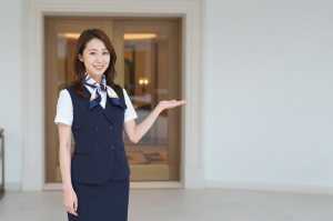 ホテルレストランへ案内する女性