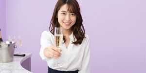 シャンパンバーでグラスを差し出す女性