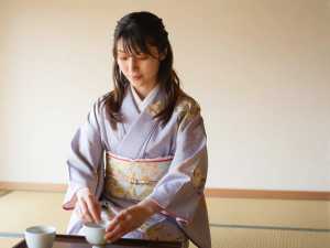 旅館で茶道を行う女性